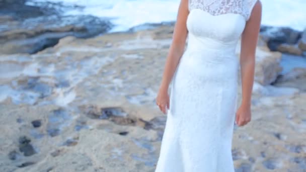 Sposa e sposo in riva al mare il giorno del loro matrimonio . — Video Stock