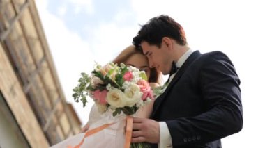 Düğün. Gelin ve damat sevgi ve hassasiyet vardır. Alt görünümü. Gürcistan