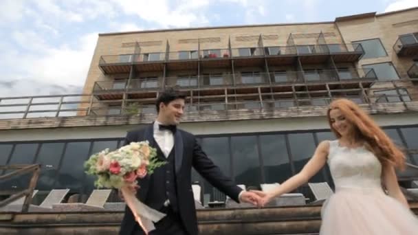 Wedding. Loving couple in the background of the hotel Kazbegi. — Stock Video