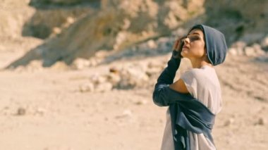 reamy ve aşk kız güneş ve rüzgar dağlar arka planı sahiptir