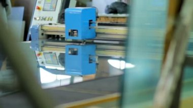 Plastik pencere hattı üretimi. yakın çekim çalışma ekipman parçası
