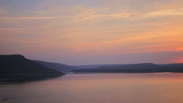 Vista de una hermosa puesta de sol en el río. enfoque suave, boke — Vídeos de Stock