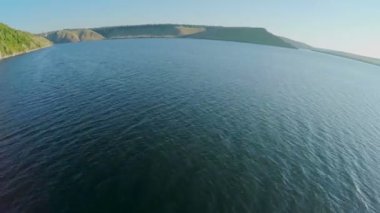 kuş-göz görüş tepelik Adaları ile geniş nehir. Dinyester, Ukrayna, yeşil tepelerin ve kapıda Nehri