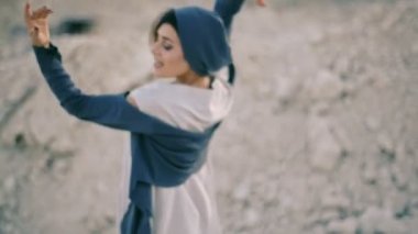 mutlu kız dans etmek ve yol çıplak ayakla çalışan