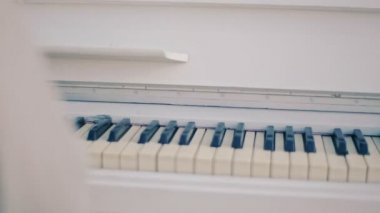 Genç adam piyano arka planı sarı dağların sokakta