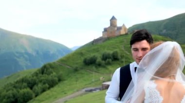 Gelin ve damat bir muhteşem dağ manzara arka planda. Gürcistan. Kazbegi. Photosession düğün