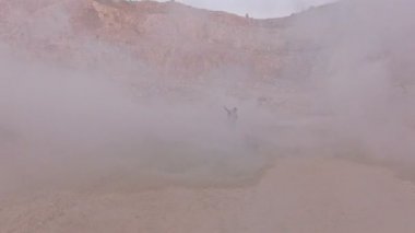 Duman Dağları yakınında bir bahar bahar su ile bir arka plan karşı duygusal bir kadın duruyor. Havadan görünümü.