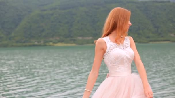 Krásná nevěsta na pozadí řeka. Svatební den — Stock video