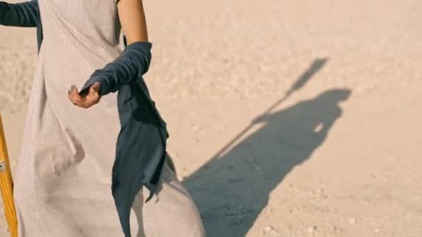 Λεπτή νεαρή γυναίκα με ένα κουπιών ενάντια στα βουνά. Φανταστική όνειρο — Αρχείο Βίντεο