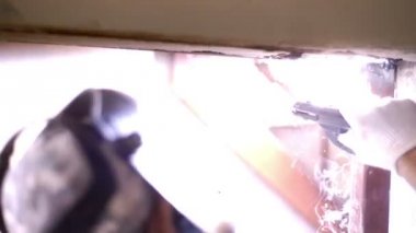 Gaz kaynak makinesi çalışır. Kaynakçı ev inşaat üzerinde çalışır. Yakın çekim