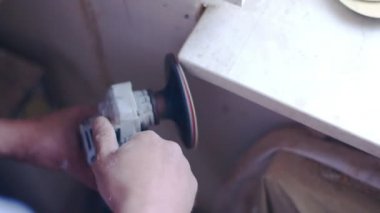 İşçi dikkatle mermer pencere pervazına yeni bir evde işler... Kalite onarım daire. Yakın çekim
