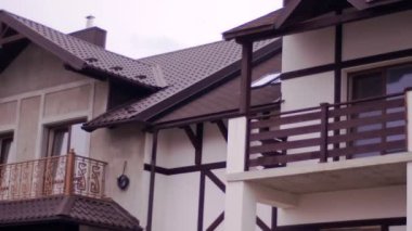 Yeni evinde farklı türlerde balkon