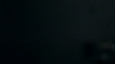 kadın tasarımcı yeni bir proje üzerinde çalışıyor