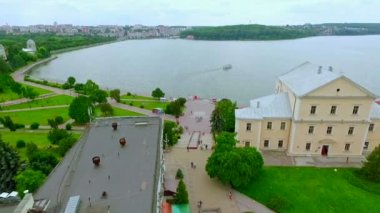 Havadan görünümü. Şehir, dolgu ve mavi göl güzel görünümünü. Ternopil. Ukrayna