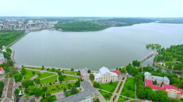 Légifelvételek. Gyönyörű kilátás nyílik a városra, a rakparton és a kék tó. Ternopil. Ukrajna — Stock videók
