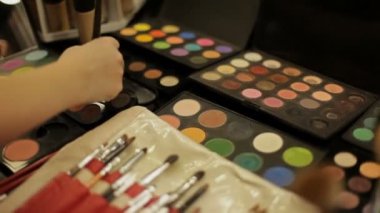 Profesyonel kozmetik makyaj salonda. Lüks kozmetik makyaj için. Çok renkli ruj, gölgeler, toz, kalem yakın çekim