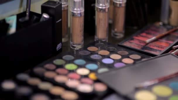 Magiczne kosmetyki w salonie makijaż — Wideo stockowe