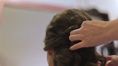 Koyu saçlı Genç kadın bir hairdress Kuaför içinde yapar. yakın çekim
