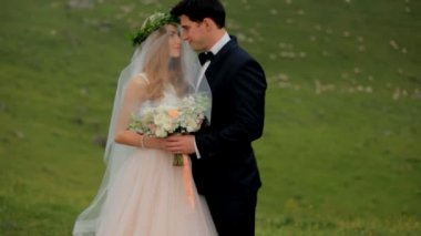 Sevgi ve hassasiyet arka planı yeşil çayır Kuzuların Sessizliği ile genç bir çift. Gürcistan.