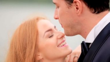 Genç ve güzel gelin ve damat düğün gününde eğleniyor