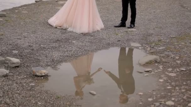 Sposi felici sullo sfondo di un fiume. Bella riflessione degli sposi nell'acqua — Video Stock