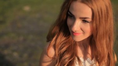 Güzel gelin yeşil bir arka plan üzerinde. Düğün günü