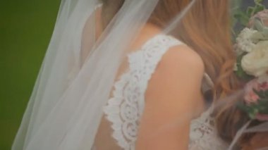 Düğün günü. Heyecan verici bir an. Mutlu ve heyecanlı damat gelini standları