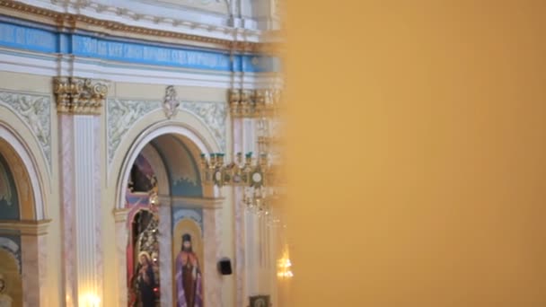 Belo interior da Igreja Católica. Vista por trás da coluna — Vídeo de Stock