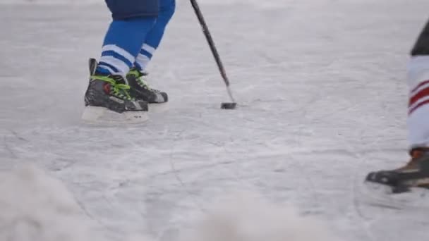 Partita di hockey. Sport invernali. parti del corpo — Video Stock