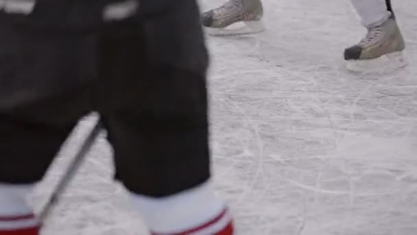 Les hommes jouent au hockey sur un lac gelé. parties du corps — Video