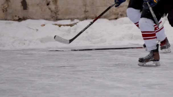 Muži hrají hokej na zamrzlém jezeře. části těla — Stock video