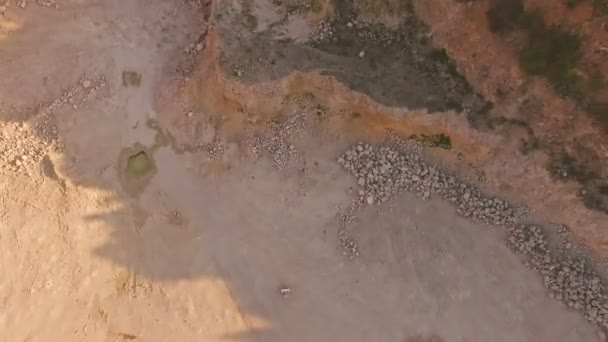 Desde una vista de aves se abre un panorama de campos, arboledas y cañones profundos. Fantástica historia. Vista aérea . — Vídeo de stock