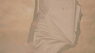 Genç zarif kadın bir göl kumlu sahilde yalınayak durumda