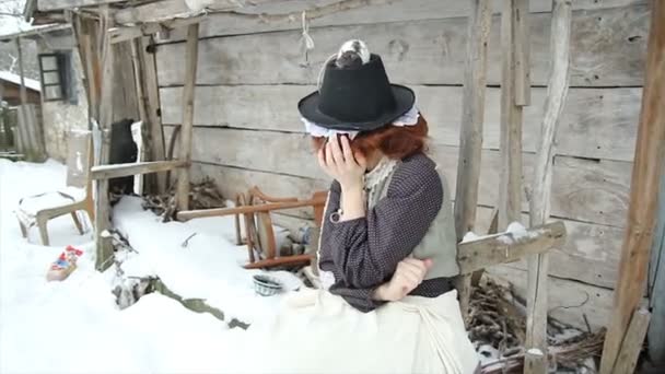 Красива руда дівчина в етнічному одязі тримає домашнього щура на капелюсі . — стокове відео