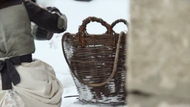 Etnik elbiseleri güzel kızıl saçlı kız bir daire içinde bir köpek için süt dökülen. Arkadan görünüm