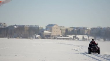 Dondurucu gölde kış sporları. Paraşütler ve kar arabası .