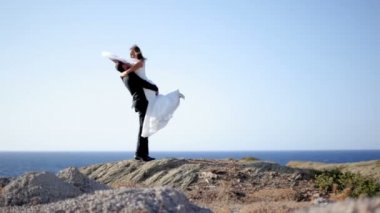 Mutlu gelin ve damat onların düğün günü sahil üzerinde. Mutlu bir aile hayatı kavramı