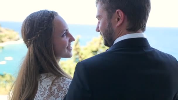 Felices recién casados en la playa en su luna de miel — Vídeos de Stock