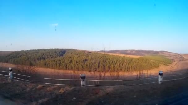 Vistas del bosque de otoño desde una ventana del coche — Vídeos de Stock