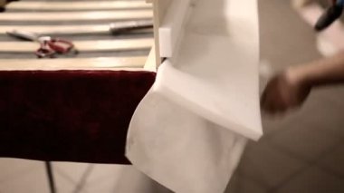 Usta bir mobilya fabrikasında çalışıyor. Kanepe köpük kauçuk kaplama.