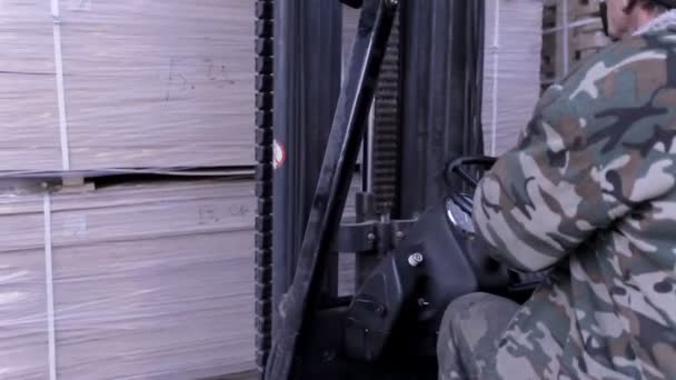 自动加载机在家具仓库堆放胶合板床单 — 图库视频影像