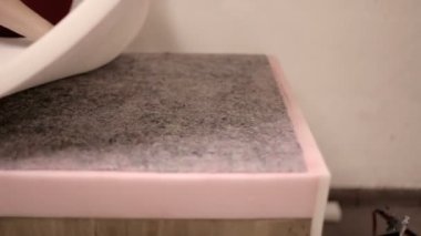 Usta bir mobilya fabrikasında çalışıyor. Yumuşak güzel kanepe imalatı