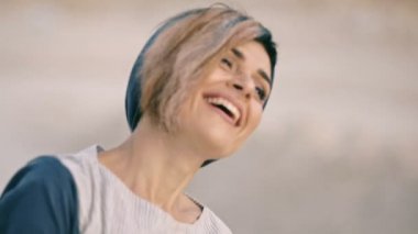 mutlu kız çıplak ayakla dans etmek beyaz yolda