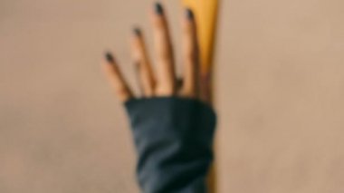 Genç kadın Dağı'nın eteklerinde bir kürek ile çölde duruyor. Sürrealizm. Garip bir rüya