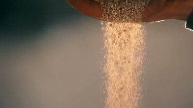 Kız dışarı güneşte pırıl pırıl bir kil kavanoz gelen altın kum dökülen. Altın kum içine açık su