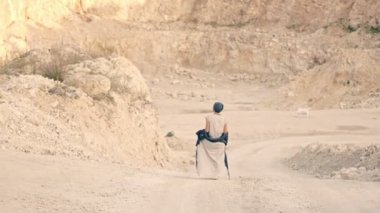 Genç kadın çıplak ayakla dağlar ve beyaz piyano arka plan üzerinde yürür. Garip bir rüya. Sürrealizm.