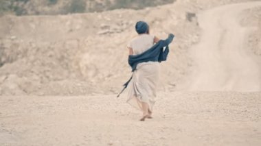 mutlu kız çıplak ayakla dans etmek dağlarda beyaz yolda