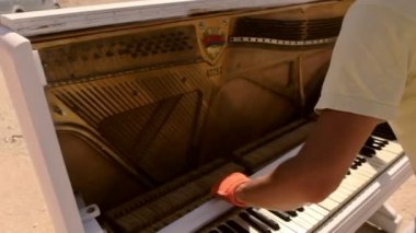 Ayar bir piyano sokakta toplanır
