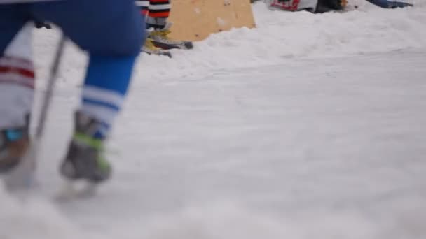 Jogo de hóquei no campo de hóquei. Desporto de inverno. partes do corpo — Vídeo de Stock