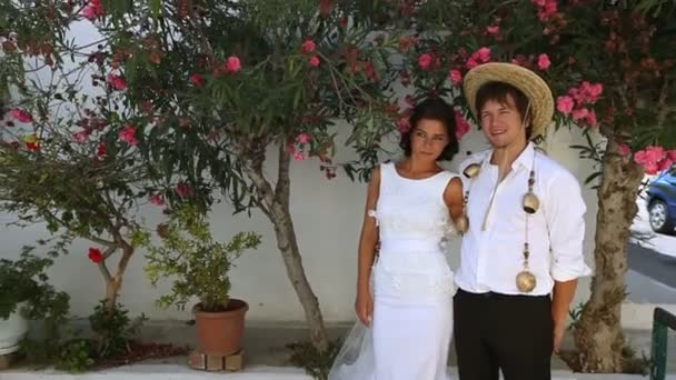 Vackra nygifta. Boho stil. Grekland — Stockvideo